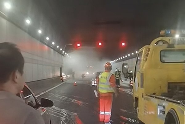 大资本 虹梅南路隧道车辆起火交通受阻 司机辟出“绿色通道”消防部门及时灭火